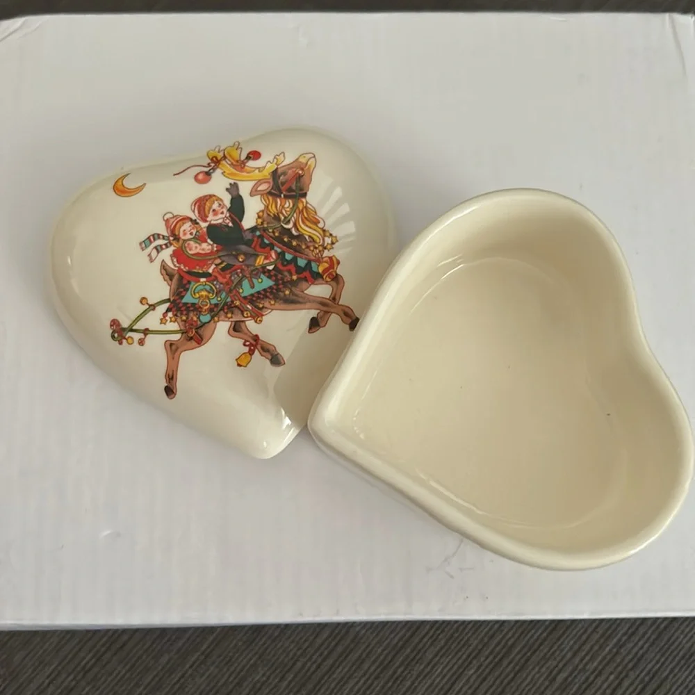 Made in Taiwan Vintage Christmas Heart Shaped Trinket Box NWT